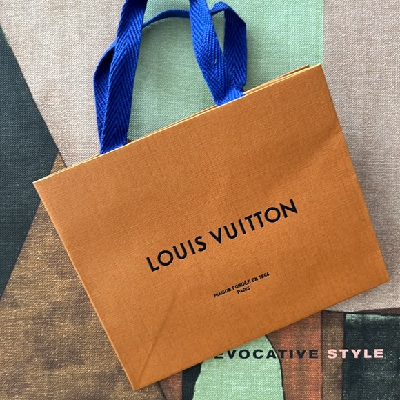 LOUIS VUITTON Gold Essential V Stud Earrings - Picture 9 of 9